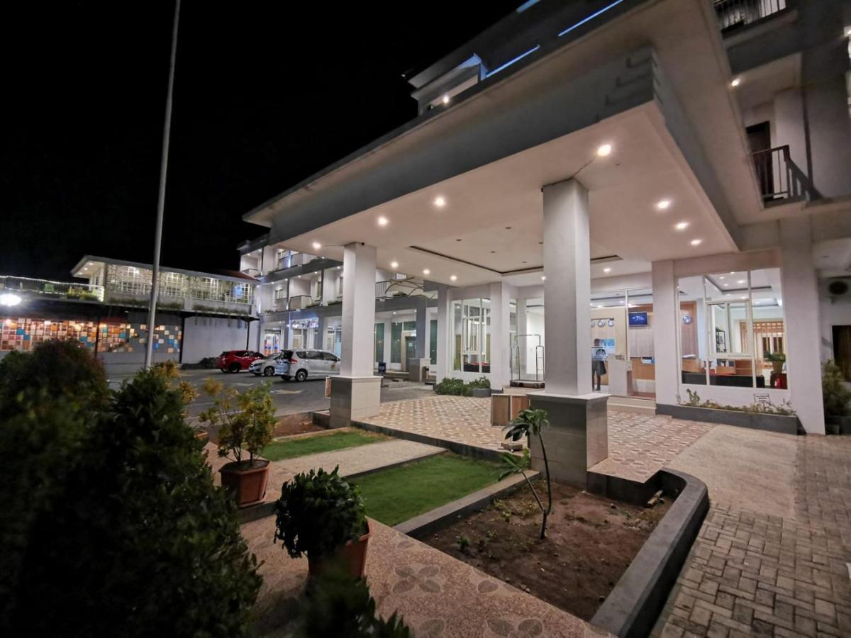 Naka Hotel Kupang Kupang  Exteriör bild