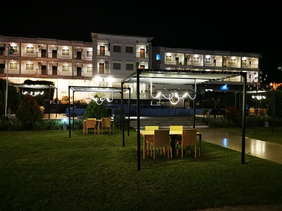 Naka Hotel Kupang Kupang  Exteriör bild