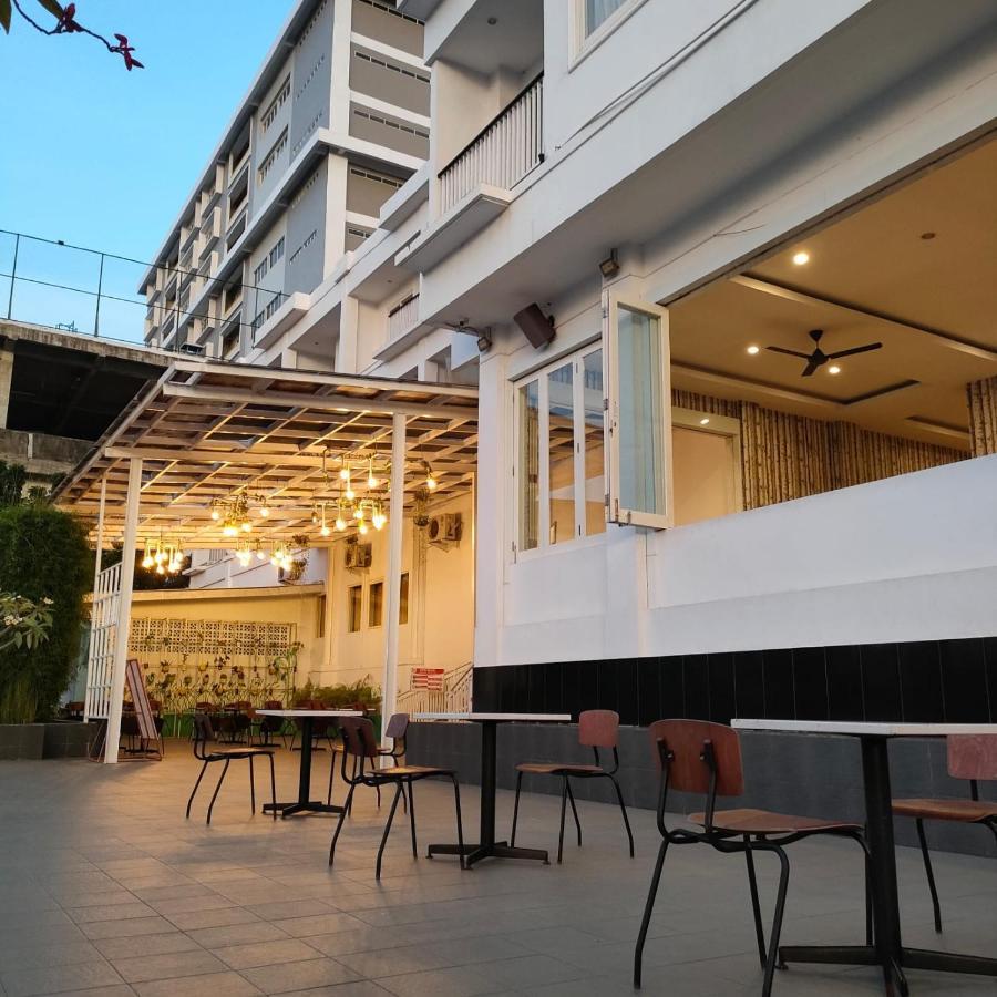Naka Hotel Kupang Kupang  Exteriör bild